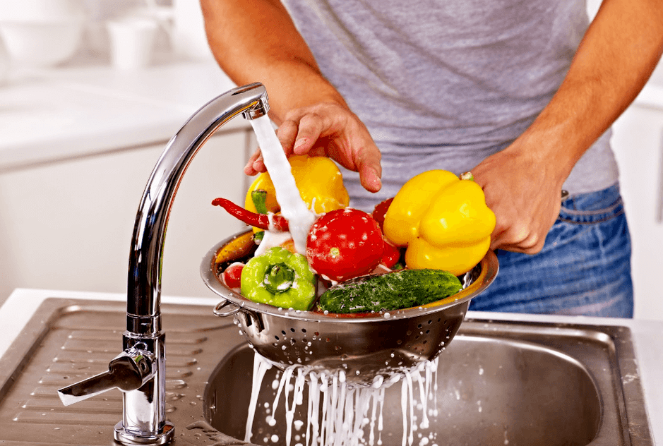 миење зеленчук за да се спречи инфекција со црви