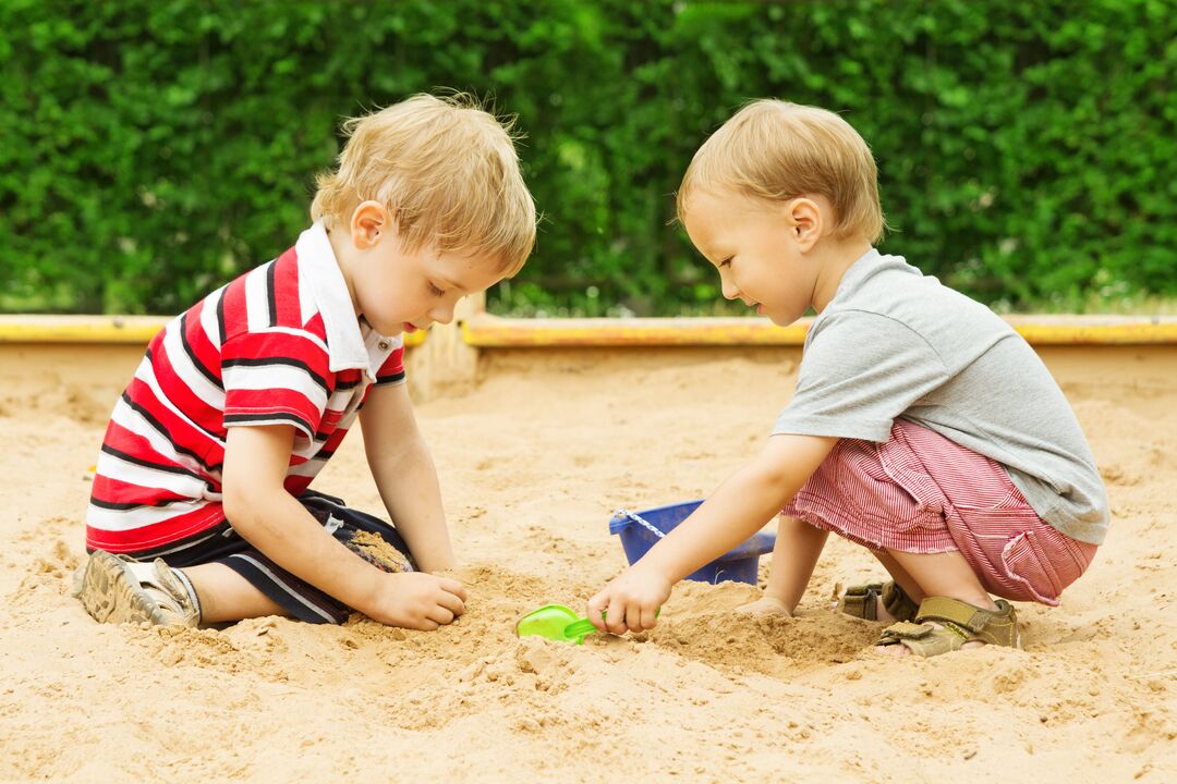децата се заразуваат со црви во песокот